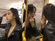Seorang wanita cantik sedang memakai riasan.